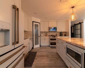 Modern San Pedro Home - San Pedro - Kitchen