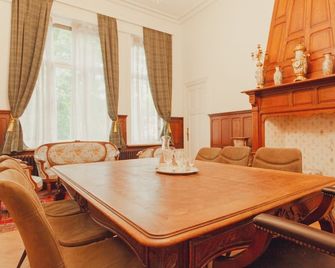 100-year-old mansion with jacuzzi near Hasselt - Genk - Eetruimte