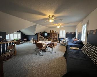 Wonderful House on Weiss Lake! Two piers and nearby boat launch. Sleeps 16 - Centre - Sala de estar