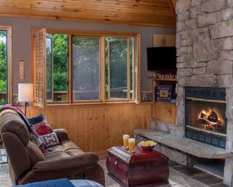 Eureka Sunset Cabins - Eureka Springs - Living room