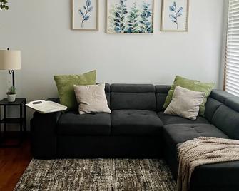 Cozy Council Bluffs Bungalow 10 mins from Omaha - Council Bluffs - Living room