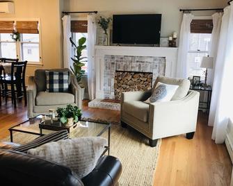 Brick Cottage Retreat- Saugerties Village, Hunter Mtn Skiing, Hits, Woodstock - Saugerties - Wohnzimmer