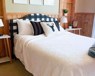 Private 4000 SF Lakefront Home w/Fireplaces, Game Room, Fiber Internet, Deck - Turtle Lake - Bedroom
