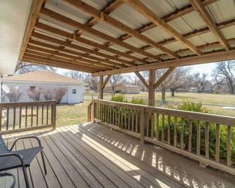 2 Bed 1 Bath Home w 2 Car Garage & Fenced Yard - Wichita - Balcony