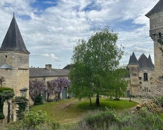 Gîte de la Petite Chouette, un Studio Romantique Dans L'enceinte D'un Château ! - La Celle-Guenand - Vista del exterior