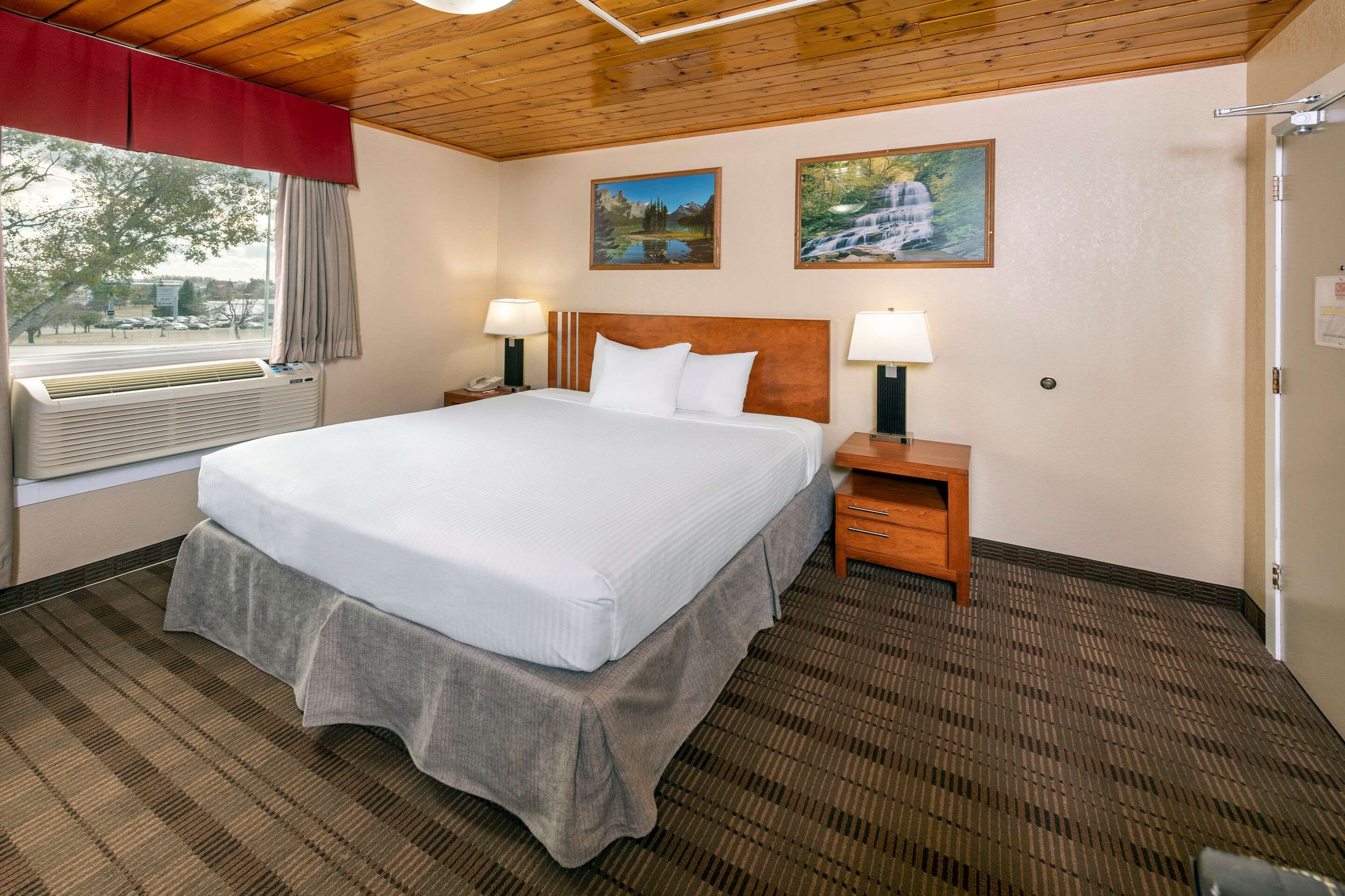 Econo Lodge Inn & Suites - Medicine Hat - Schlafzimmer