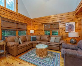 Charming Mtn Cabin, Hot Tub+Fire Pit, Grill, 5 Min to Town, WiFi, Pet friendly! - Burnsville - Living room