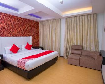 OYO 44037 King Park Hotel - Lahad Datu - Bedroom