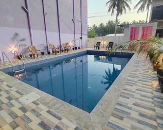 إيهب بي يفن فيلا - بودوتشيري - حوض السباحة