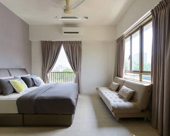 Beach front 2 Bedroom Apartment with Seaview - Batu Ferringhi - Schlafzimmer