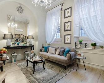 Paolo Guinigi, Elegant Apartment Suite, Masterful Interior inside the Walls of Lucca - Lucca - Living room