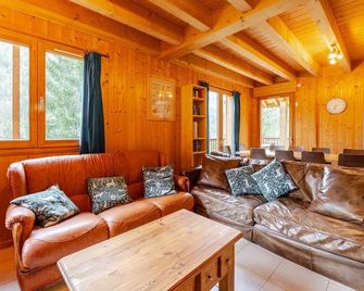 5 bedroom ski chalet in Portes du Soleil, sleeps up to 10, Free Wifi - Saint-Jean-d'Aulps - Salon