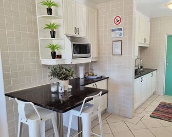 Paradise Self-Catering Units - Jeffrey’s Bay - Kitchen
