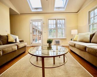 Charming Modern Home - Winter And Summer Retreat - Water Mill - Living room