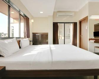 Hotel Hospice - Surat - Bedroom