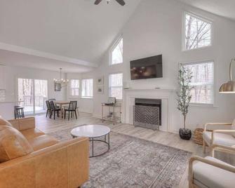 Woodland Retreat - Modern Comfort Near Nashville - Kingston Springs - Sala de estar
