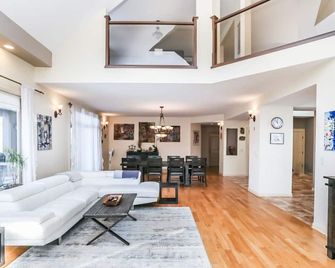 Turiya The Fourth - 3 Private Rooms In Shared House With Ceramic Studio - Lake Country - Huiskamer