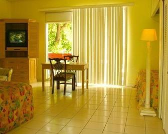 Orchard Garden Hotel & Suites - Nassau - Bedroom