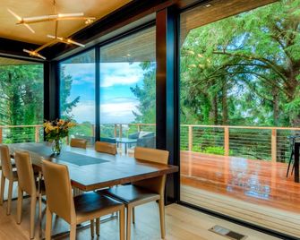 Contemporary Ocean View Home - one of VRBO's 2023 Vacation Homes of the Year! - Manzanita - Comedor