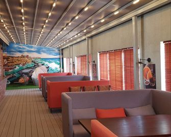 Holiday Inn Aktau By IHG - Aqtau - Bar