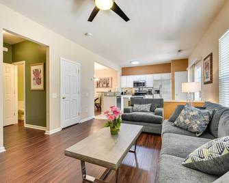 Charlotte Townhome w/ Deck: 18 Mi to Downtown! - Charlotte - Sala de estar