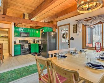 4 Mi to Tubing Cozy Bushkill Cabin with Deck! - Bushkill - Dining room