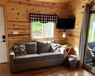 Cottages on Moose. Lakeside, twin cabins on Moose Lake!!! - Deer River - Living room