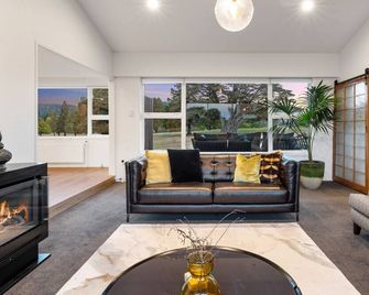 Above Par Golf Course Villa with Hot Tub 4bd3bth - Rotorua - Living room