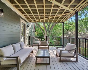 The Grand Mare Vanderbilt | Award Winning Restoration | Covered Deck | Sleeps 5 - Saratoga Springs - Balcony