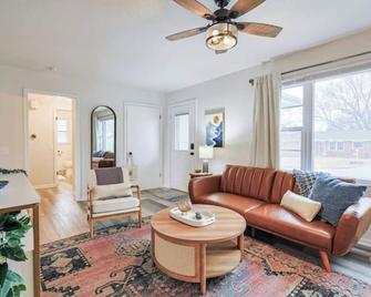 Carriage House - St Joseph - Living room