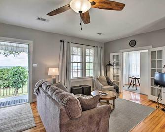 Charming Cottage with Mississippi River Views! - Natchez - Living room