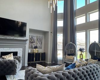 Luxury Mansion/ high ceiling 22ft/private gym/bbq grill/ huge patio/ - Brookshire - Sala de estar
