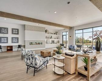 Family Friendly Luxury 4th Story Apartme - Clearfield - Lounge