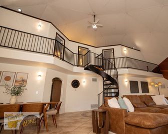 Dome Away from Home in Prescott, AZ - Прескотт - Вітальня