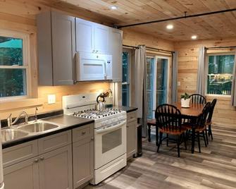 Cozy Haven: A Lakeside Cottage Near Acadia - Orland - Cocina