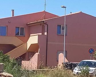 Appartamento indipendente vicino ai maggiori punti di interesse. Vista mare - Baia Sardinia - Gebäude