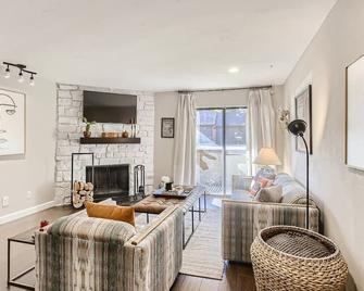 The Wright Place Close To All Fireplace - Lakewood - Living room