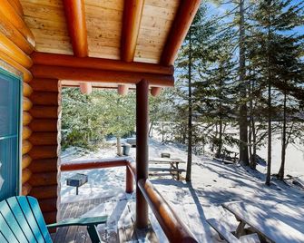 Beautiful lakefront home with views, deck, swimming dock, 2 kayaks & firepit - Greenville - Balcony