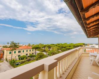 Hotel Belvedere - Forte dei Marmi - Balcón