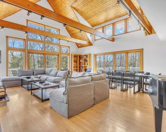 Fountainhead Sanctuary in Elkhart Lake/RA: Spacious 4-bdrm house, amazing - Plymouth - Obývací pokoj