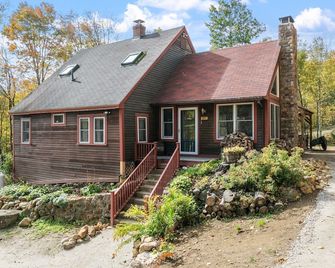 Charming Jackson Cottage w/ hot tub & woodstove, minutes from skiing! - Jackson - Building