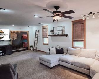 Airbnb of Dreams - Fully Loaded Shed-Tons of Games - Dyersville - Sala de estar