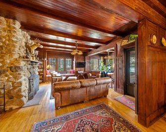 Shore Crest, Lake Placid Historic Home, Steps from Main Street with Lake View - Lake Placid - Living room