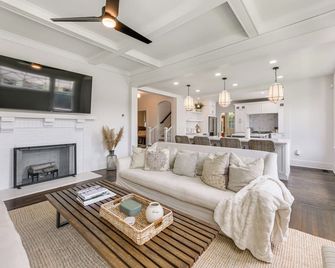 Updated Columbus Home 3 Mi to Downtown! - Columbus - Living room