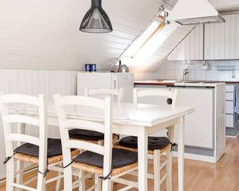 Cosy Holiday Home in Ebeltoft With Terrace - Ebeltoft - Їдальня