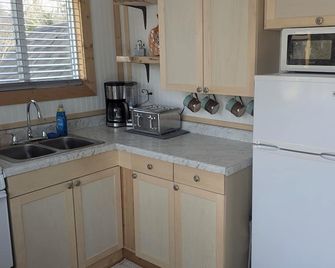 Romantic Secluded Cabin 30+ acres on The Middle Branch of Escanaba River. - Gwinn - Kitchen
