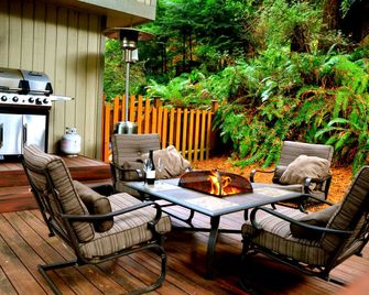 Sunset View over Lake Whatcom with Hot Tub! - Bellingham - Patio