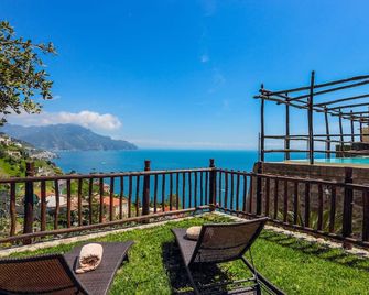 فيّا ألبا دي أورو - هيستوريك لاكشري فيلا - امالفي - شرفة