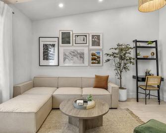 Private Luxury Tiny Home - Dearborn Heights - Living room