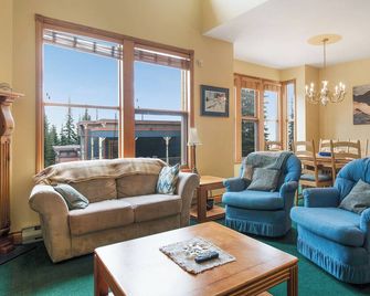 Deluxe 3 Bedroom Townhome with Heated Garage, Laundry, and Private Hot Tub! - Lumby - Living room